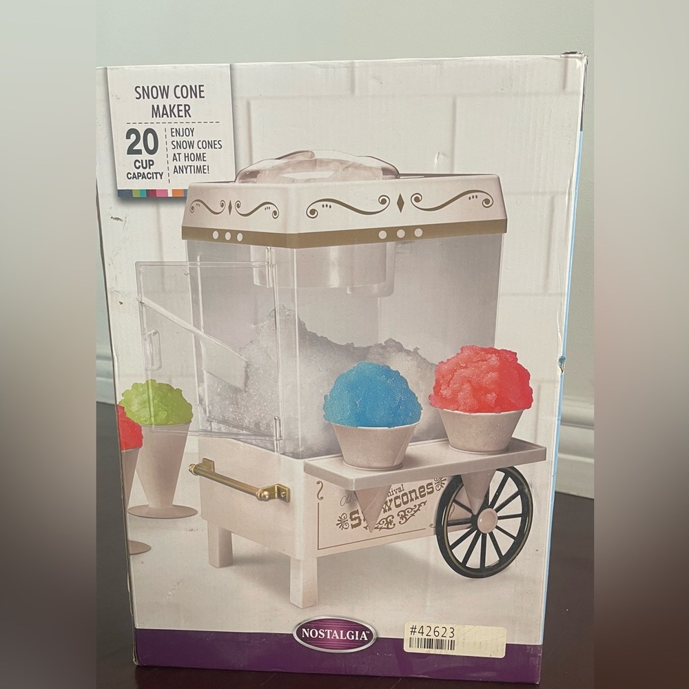 NOSTALGIA OLD FASHION SNOW CONE MAKER/ICE SHAVER MACHINE NEW OPENED BOX